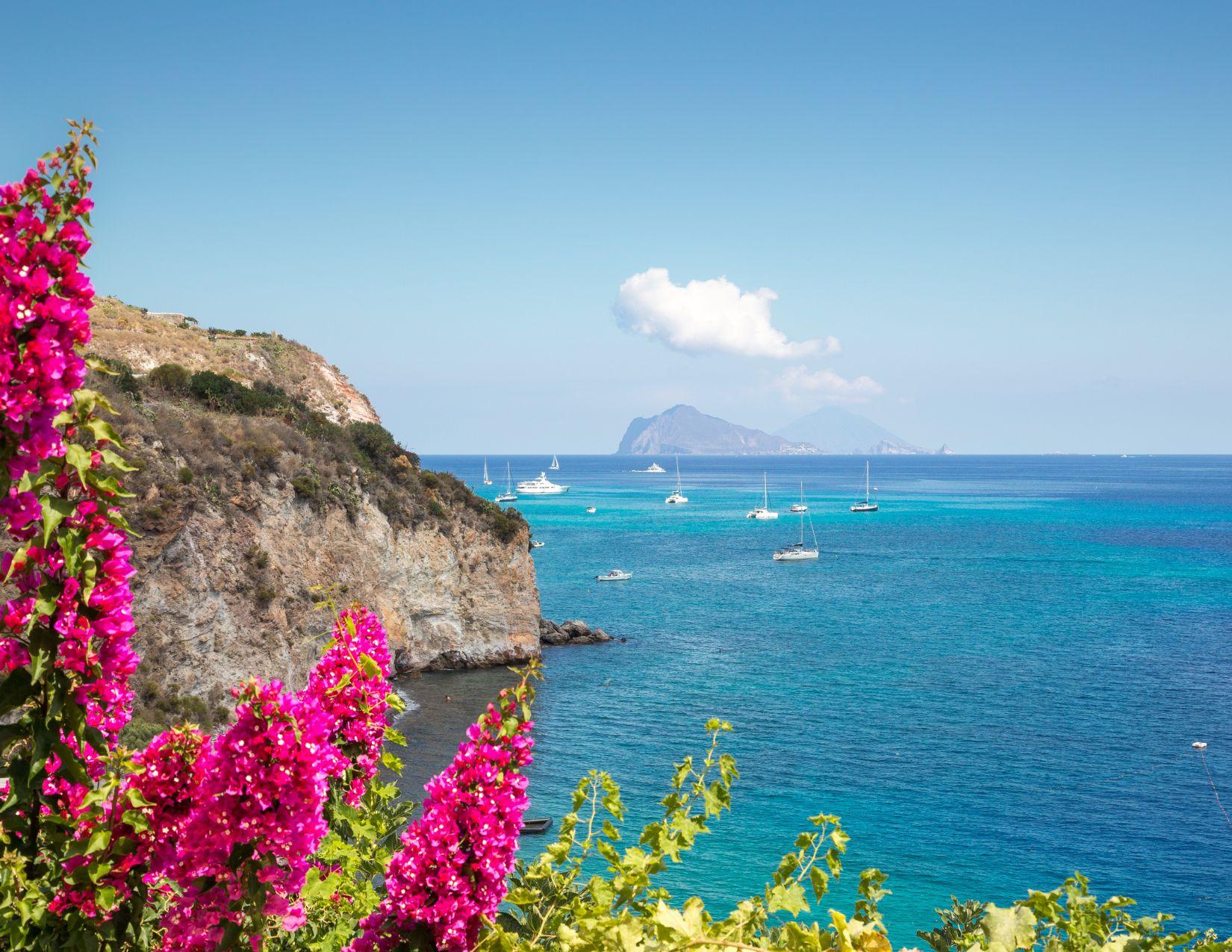 Tour Isole Eolie: Vulcani, Mare e Relax in Sicilia