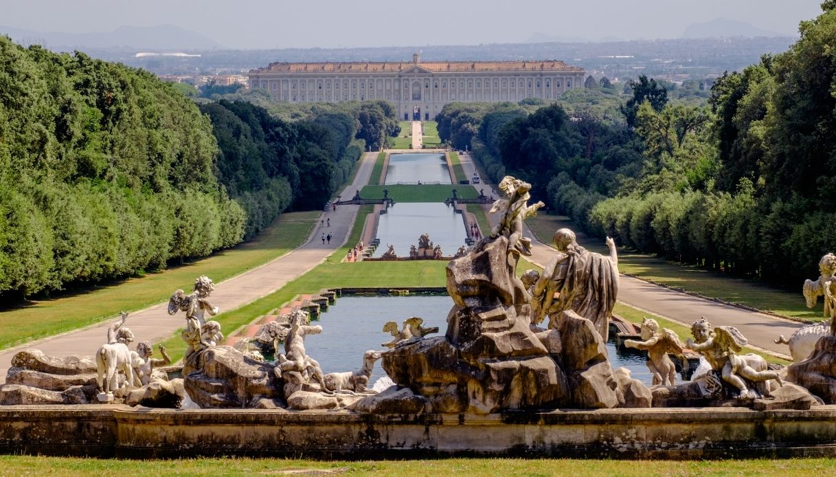 La Maestosa Reggia di Caserta e l'Outlet Village 10