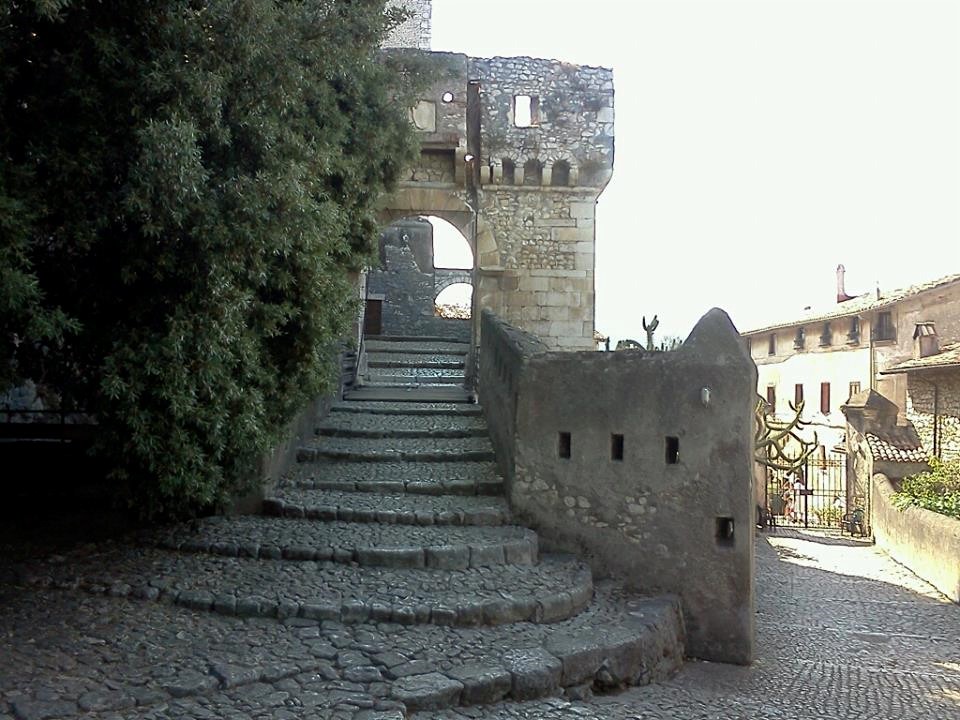 Il Giardino di Ninfa e il Borgo di Sermoneta 17/04 13