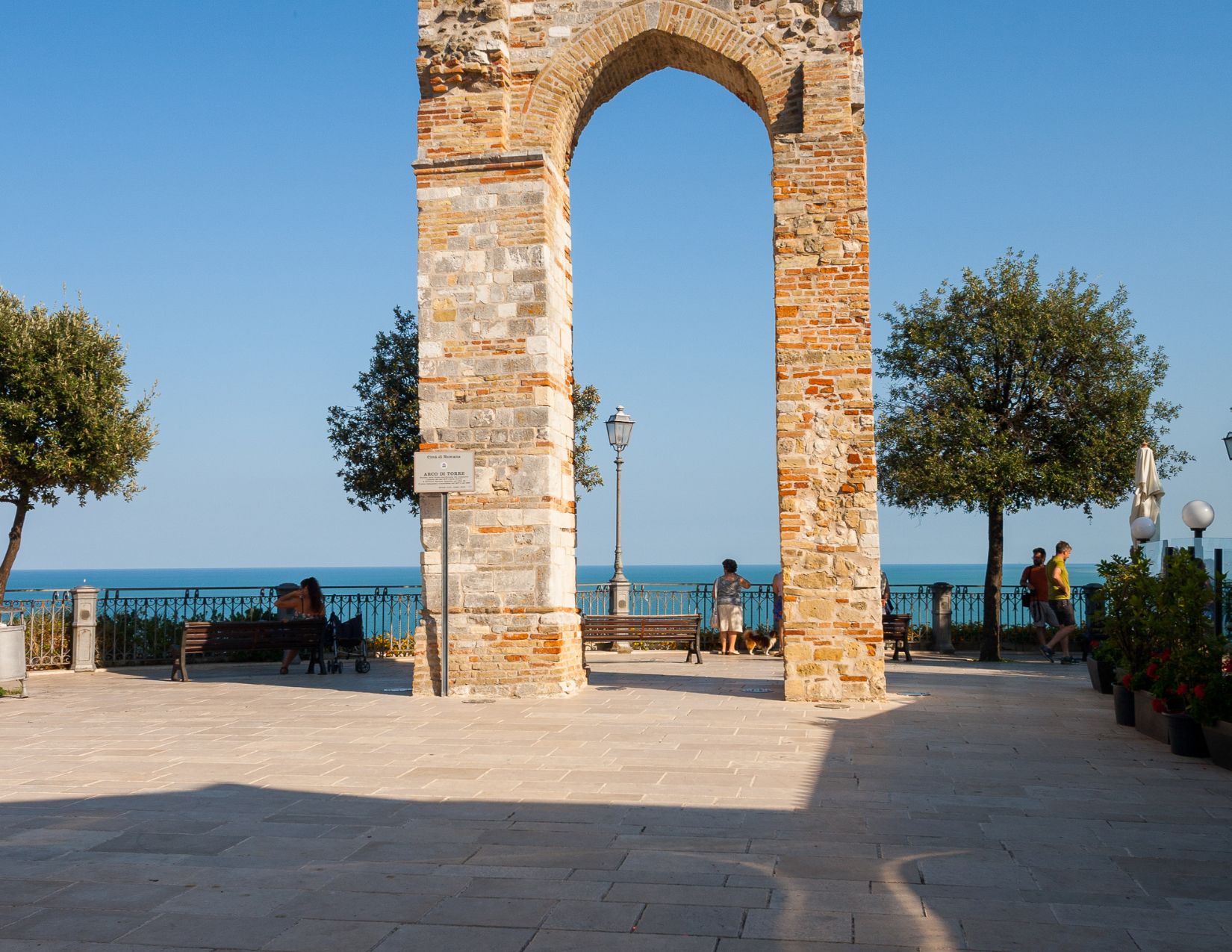Meraviglie del Conero: Tra Mare, Borghi e Sapori 10