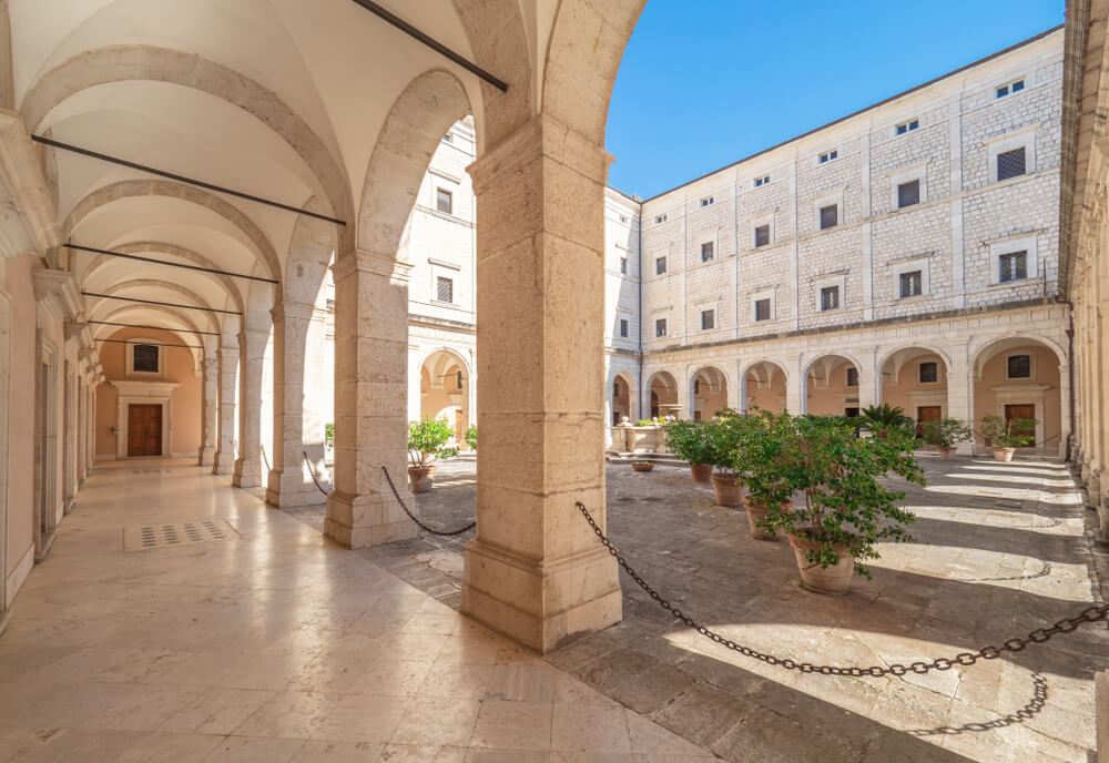 Una domenica all'Abbazia di Montecassino e spettacolo teatrale con Martufello 5