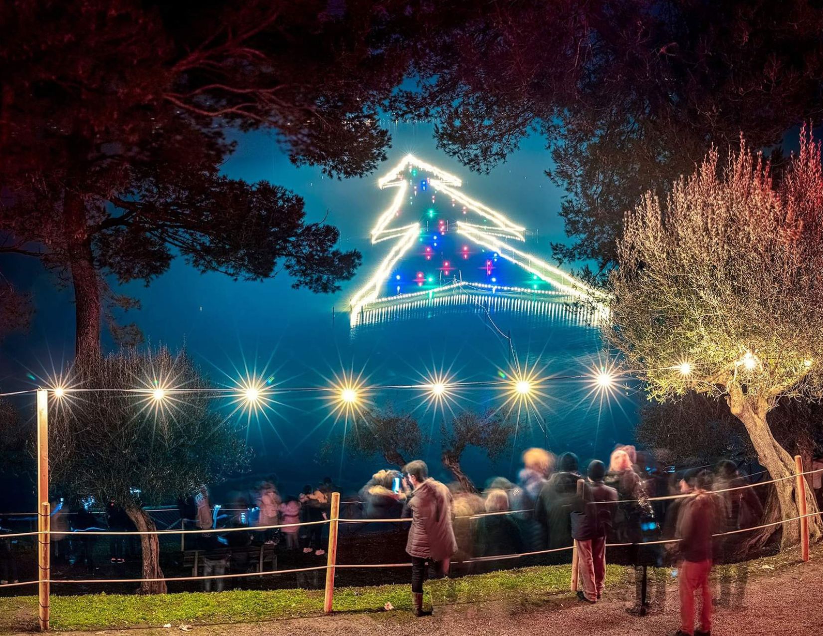 8 Dicembre tra le Luci sul Trasimeno: l’Albero di Natale più grande del mondo 3