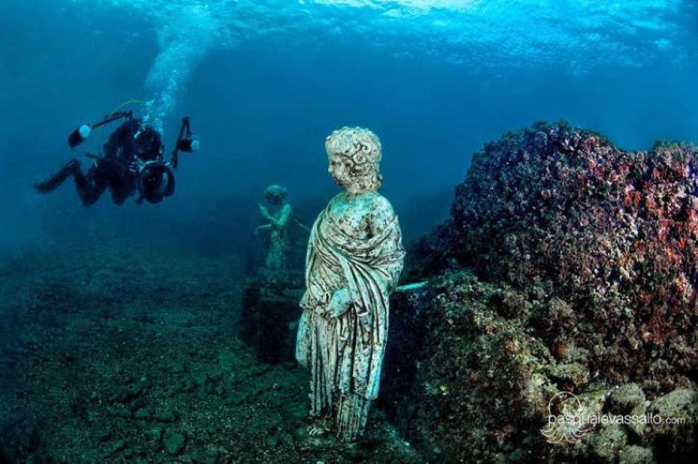 Scoperta in barca della città sommersa di Baia e Napoli esoterica 3