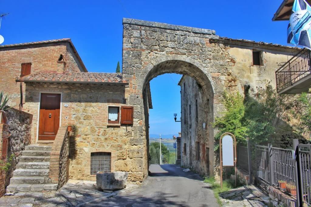 Un viaggio tra la storia e i panorami fiabeschi della Val d'orcia 5