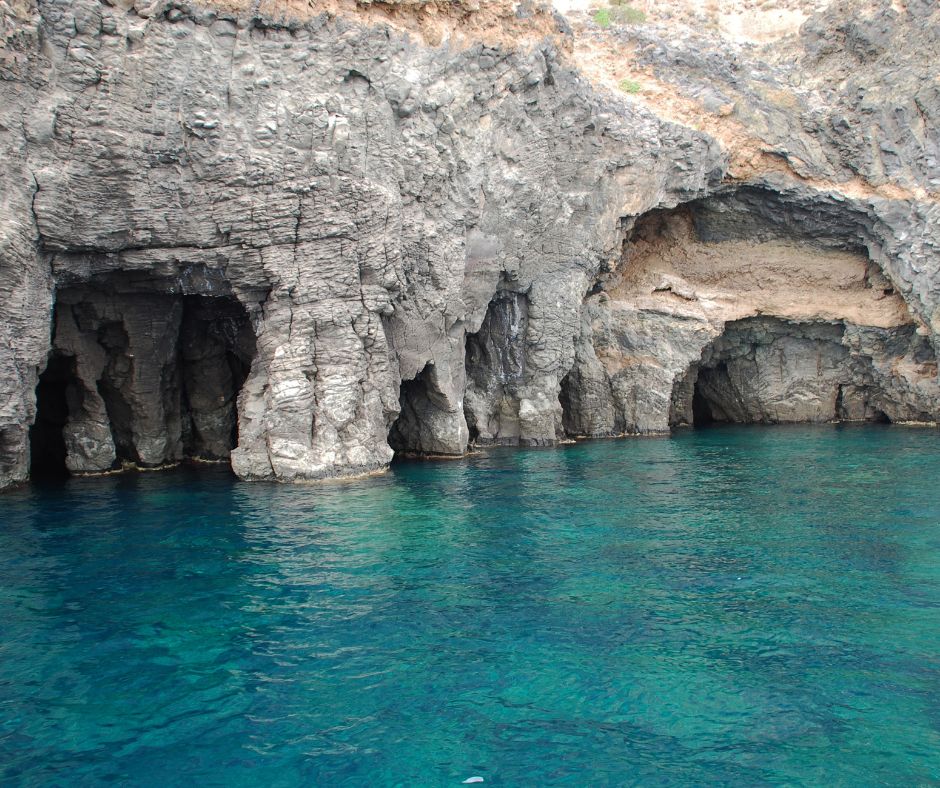 Pantelleria in motobarca ( Cala Cinque Denti, Punta Spadillo, la Scarpetta di Cenerentola, il faraglione del Fico d'India, l'Arco dell'Elefante, le grotte Macanisazzi, i faraglioni del formaggio, sorgenti sottomarine di Cala Nicà)