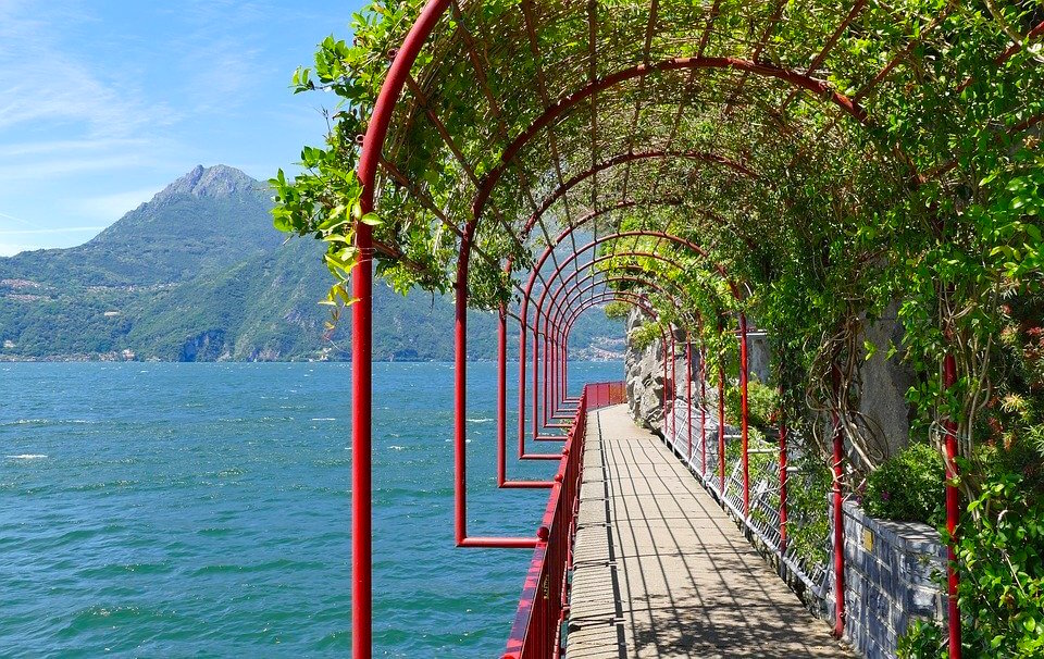 Ponte del 25 aprile a bordo del Trenino del Bernina: tra laghi e treni panoramici 9