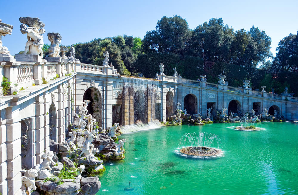 La Maestosa Reggia di Caserta e l'Outlet Village 2