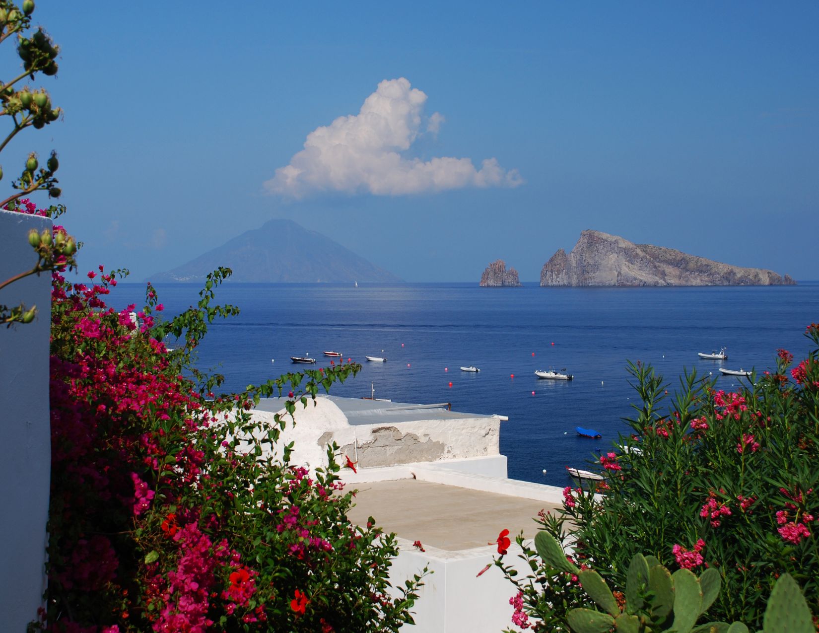 Tour Isole Eolie: Vulcani, Mare e Relax in Sicilia 3
