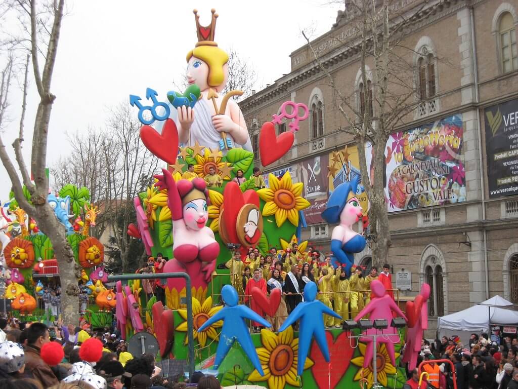 L'antico Carnevale di Fano e Urbino, città a forma di palazzo 4