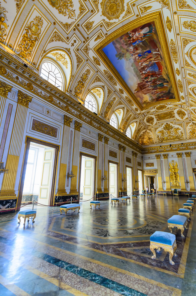La Maestosa Reggia di Caserta e l'Outlet Village 9
