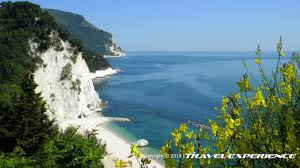 Meraviglie del Conero: Tra Mare, Borghi e Sapori 8
