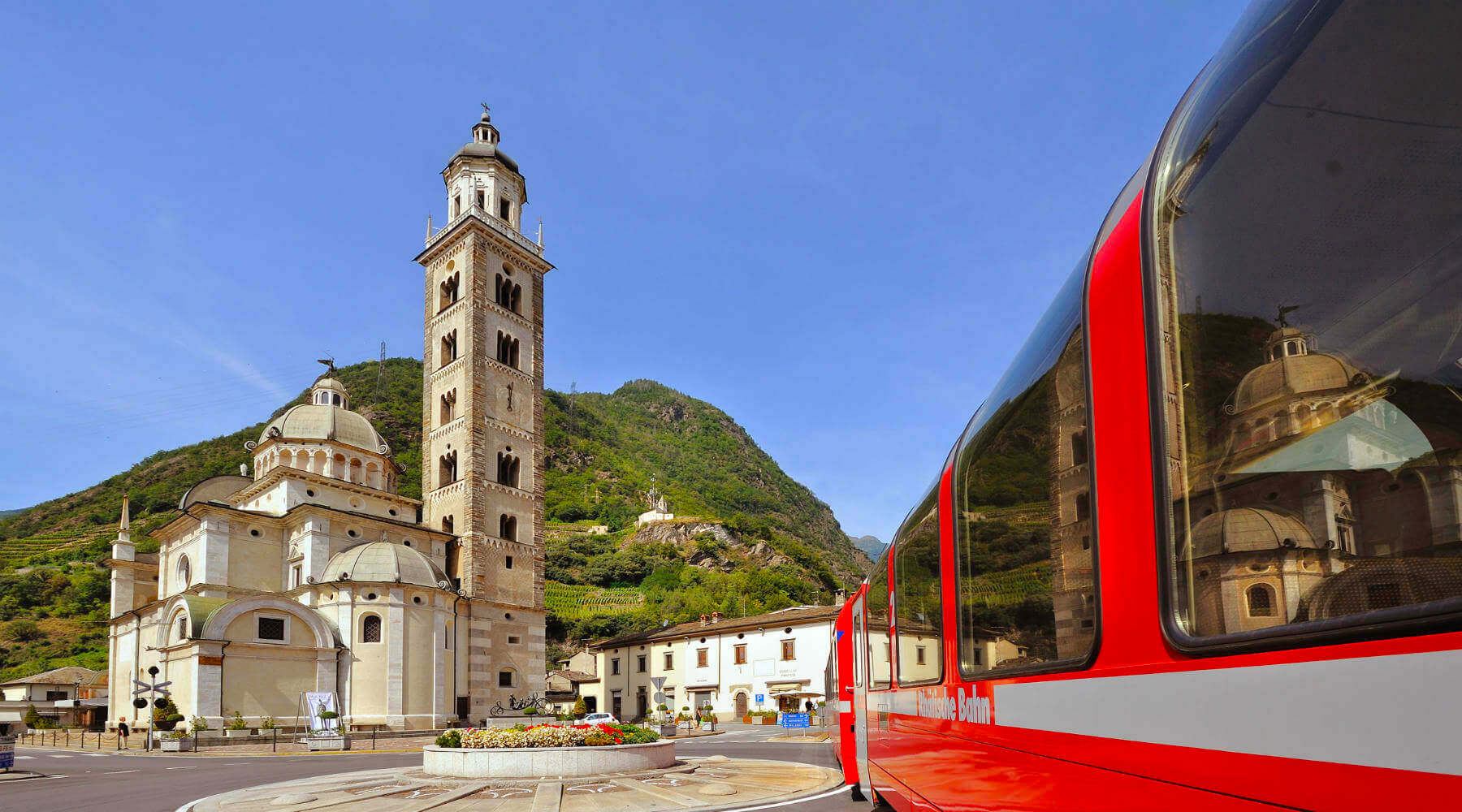 Il Treno del Bernina d’Autunno: Viaggio tra il Foliage e la Magia delle Alpi 4